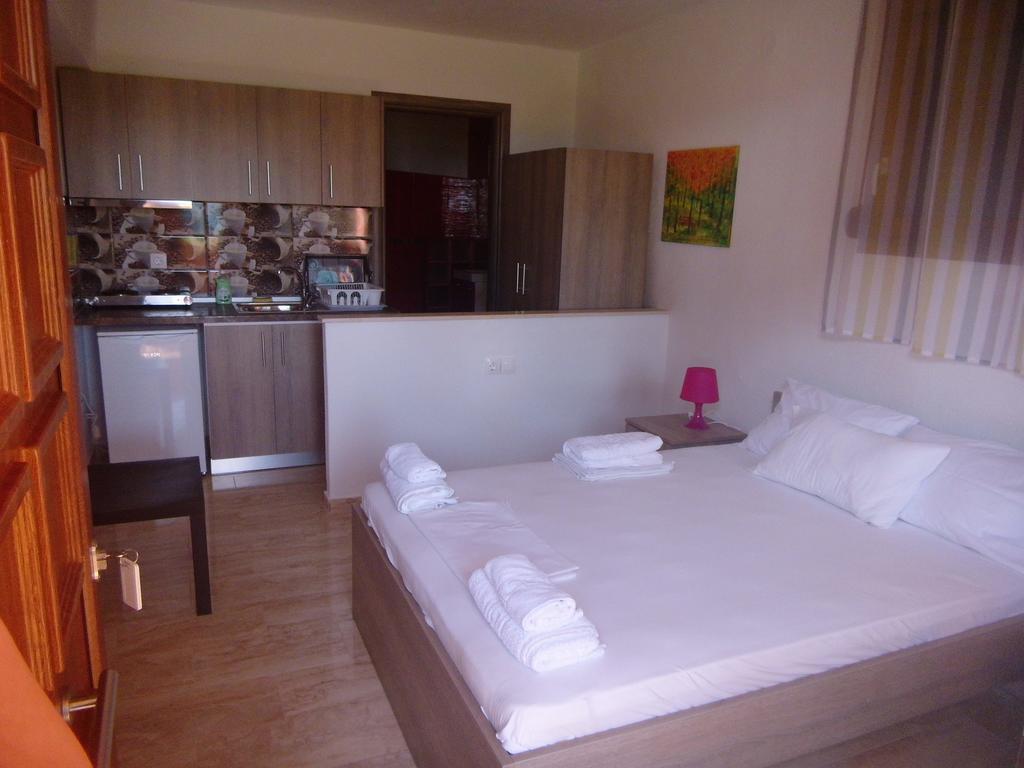 Studios Efi Beach Вурвуру Экстерьер фото